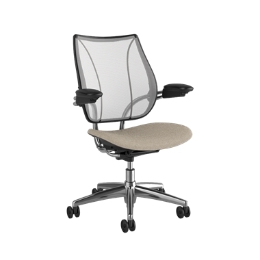 Silla de trabajo Liberty, respaldo Pinstripe White, asiento Hallingdal 65 0200, estructura pulida con embellecedores negros