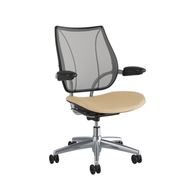 Silla de trabajo Liberty, respaldo Pinstripe Silver, asiento Ticinio Sand, estructura pulida con embellecedores negros