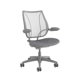Silla de trabajo Liberty, respaldo Pinstripe White, asiento Remix 14. Estructura gris plata con embellecedores plateados