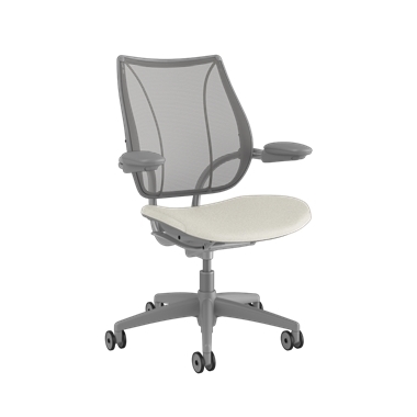 Silla de trabajo Liberty, respaldo Pinstripe Silver, asiento Ticinio Glacier. Estructura gris plata con embellecedores plateados