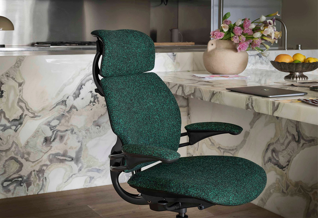Freedom Headrest en tejido Kvadrat Vanir con estructura grafito